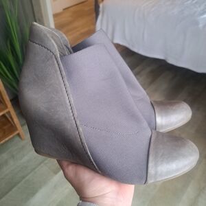 Gentle Souls Kenneth Cole Women's Size 7 Wedge Ankle Boot Gray Leather Pull-on